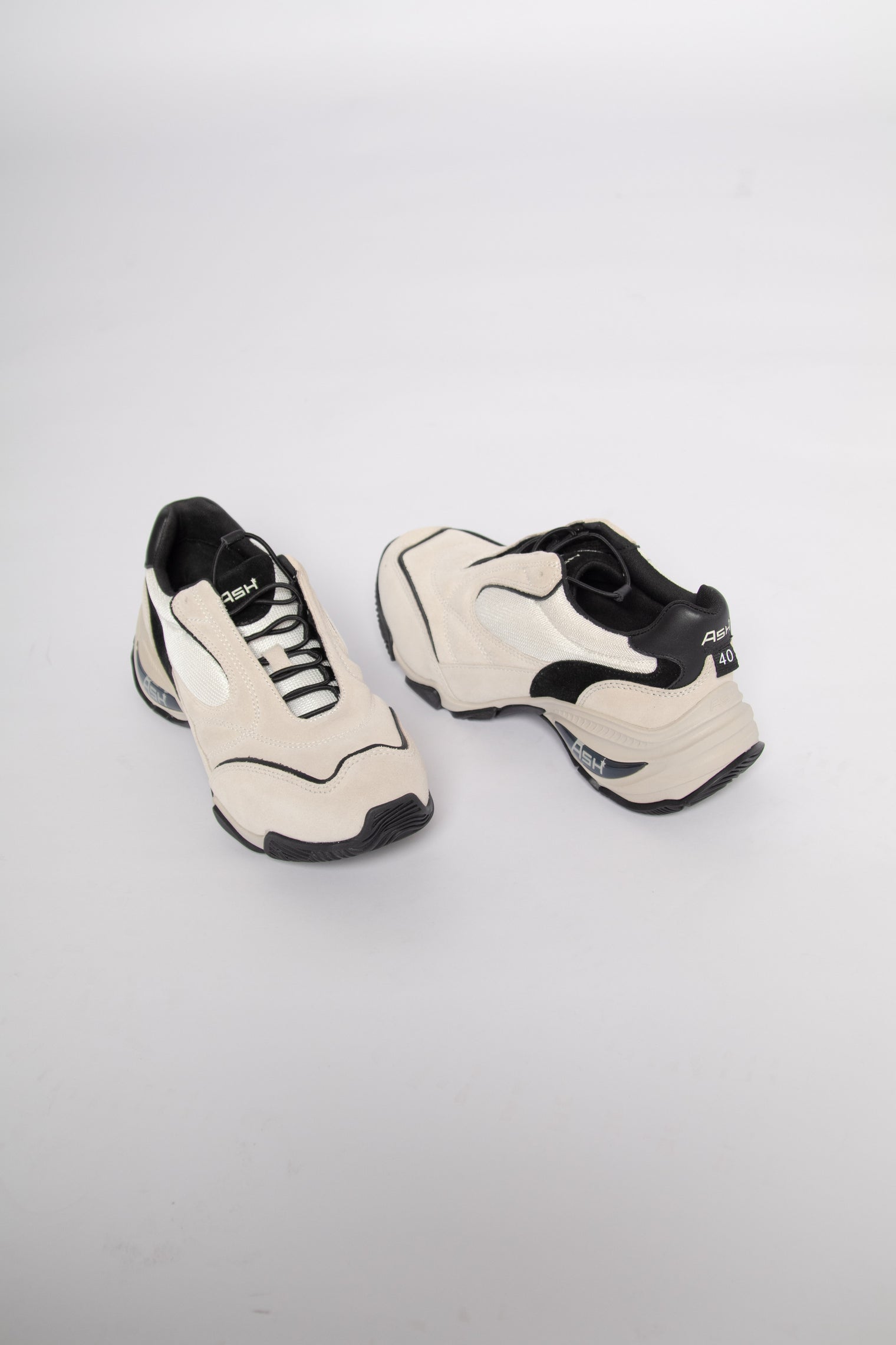 Vik Off White/Black