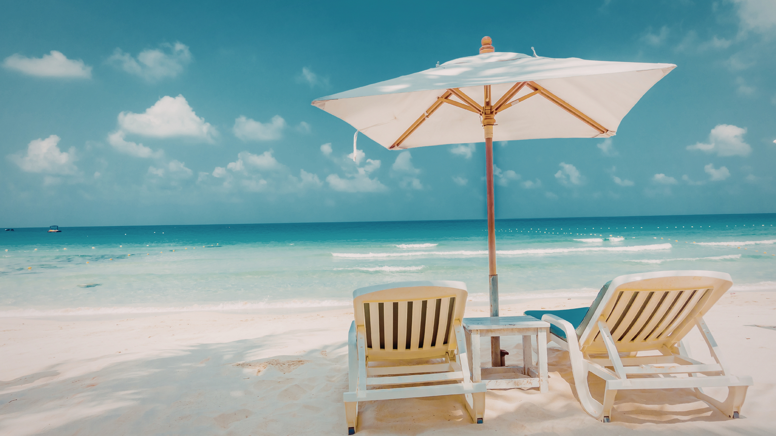 Beach Vacation Essentials: Pack Light and Stay Trendy