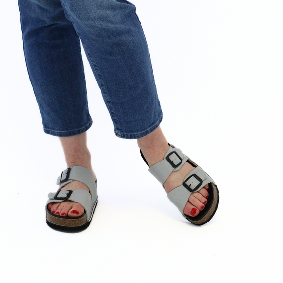 Naoshima Ceniza Ash Women's Sandals On Foot    