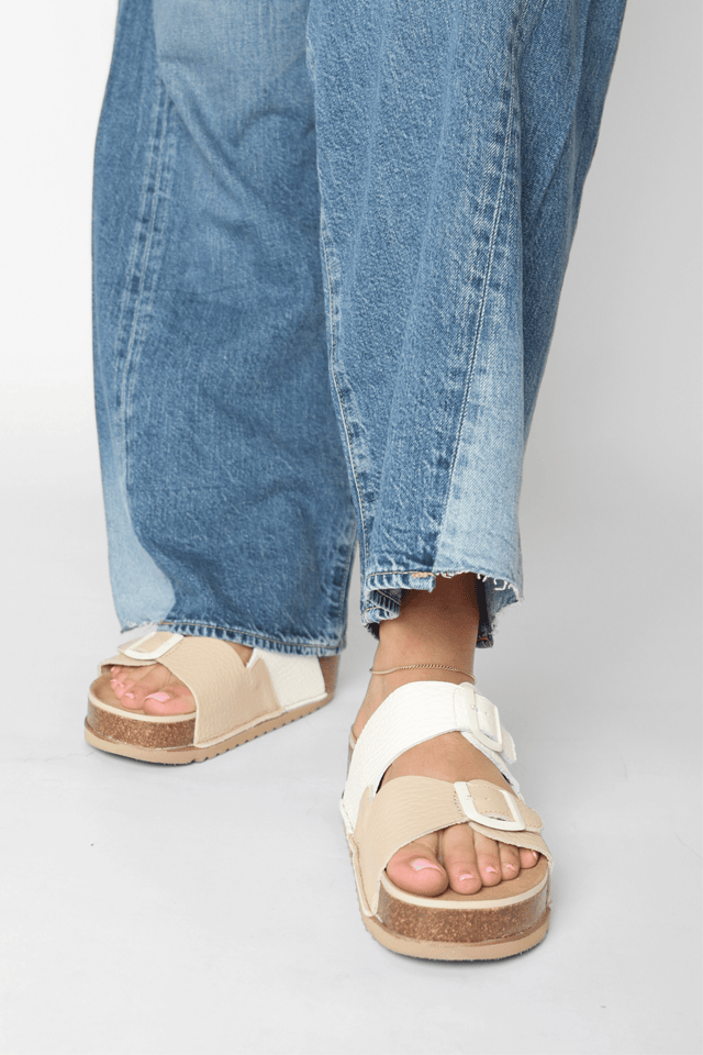 Naoshima Nirvana Beige/Blanco Women's Sandals On Foot