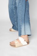 Naoshima Nirvana Beige/Blanco Women's Sandals On Foot