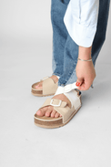 Naoshima Nirvana Beige/Blanco Women's Sandals On Foot