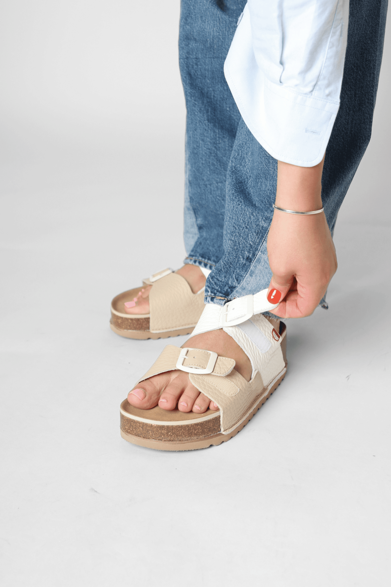 Naoshima Nirvana Beige/Blanco Women's Sandals On Foot
