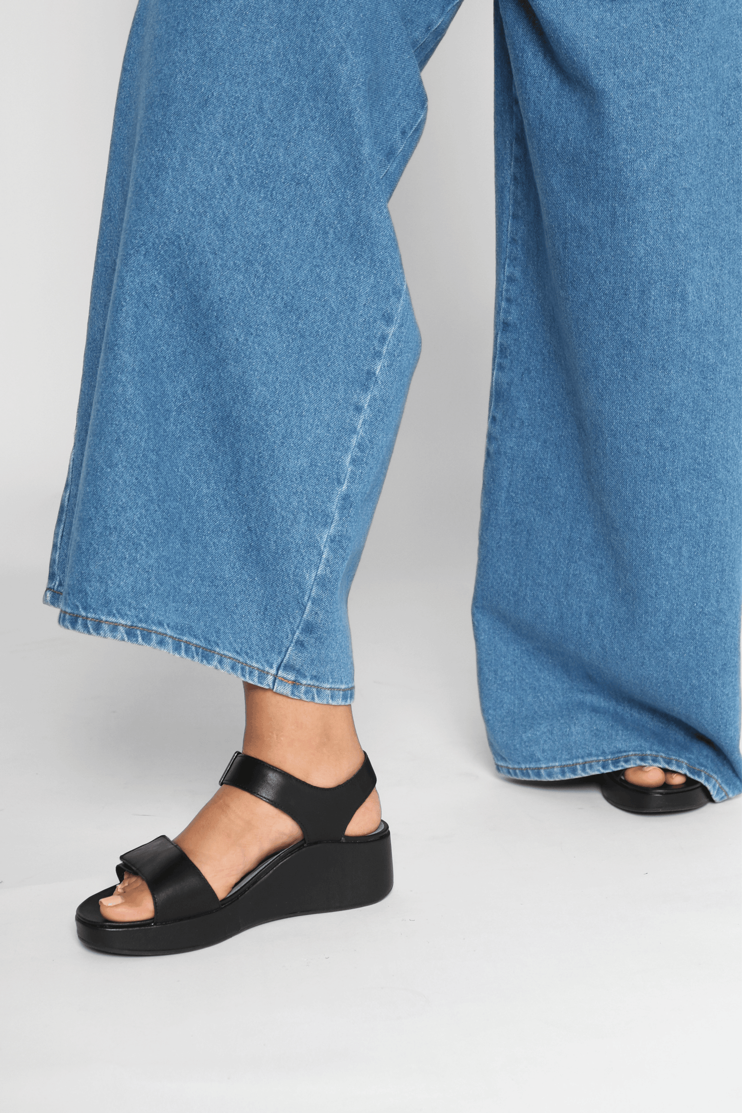 Ariel Black Women's Sandals Platforms Aetrex