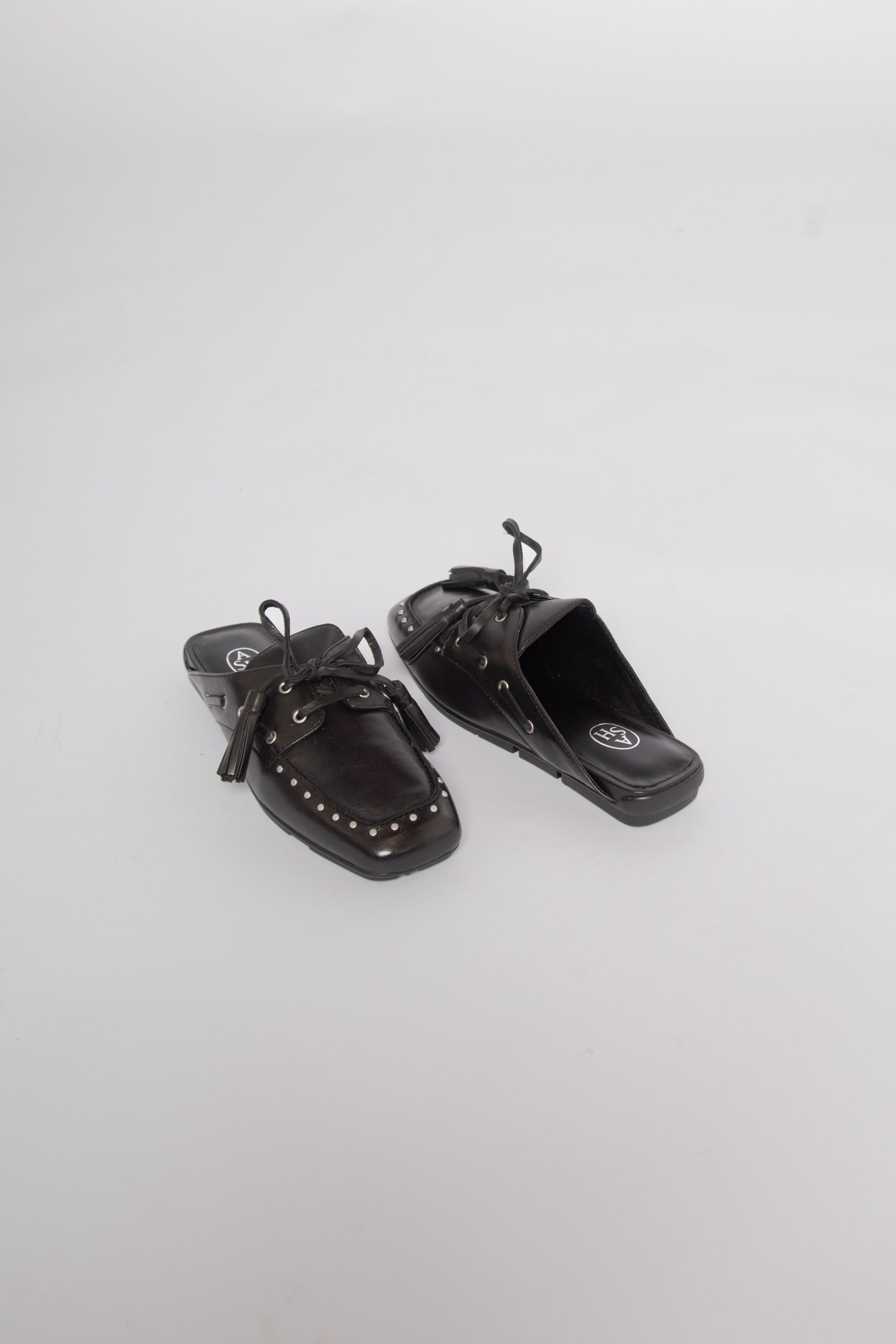 Bavaria Studs Black