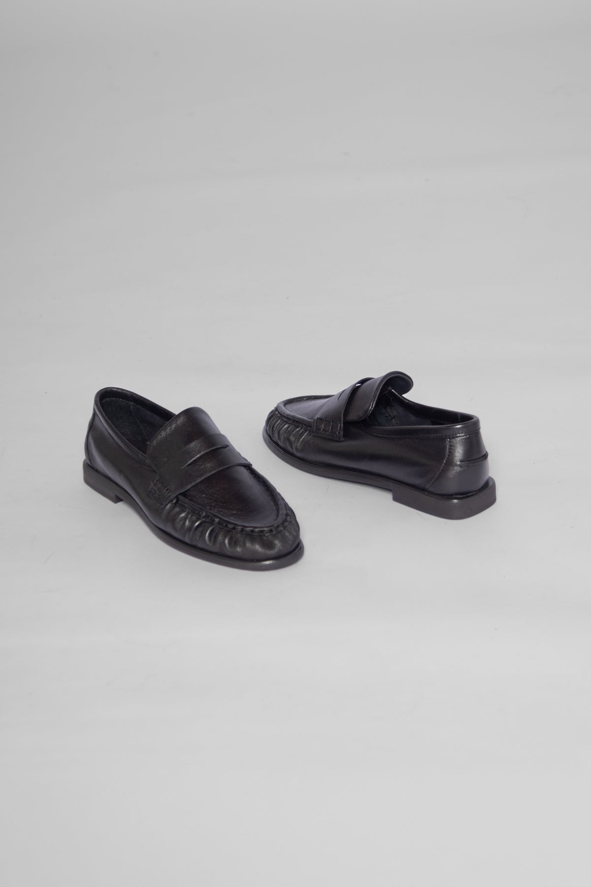 Elmira Black Women's Shoes Loafers Pavement
